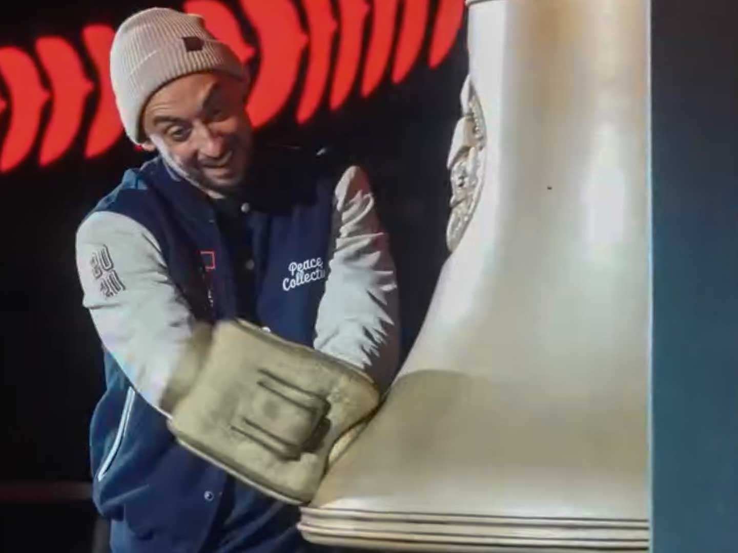 Hockey fan engagement - hitting a bronze coloured bell with a mallet made of foam which compresses at the contact with the bell.