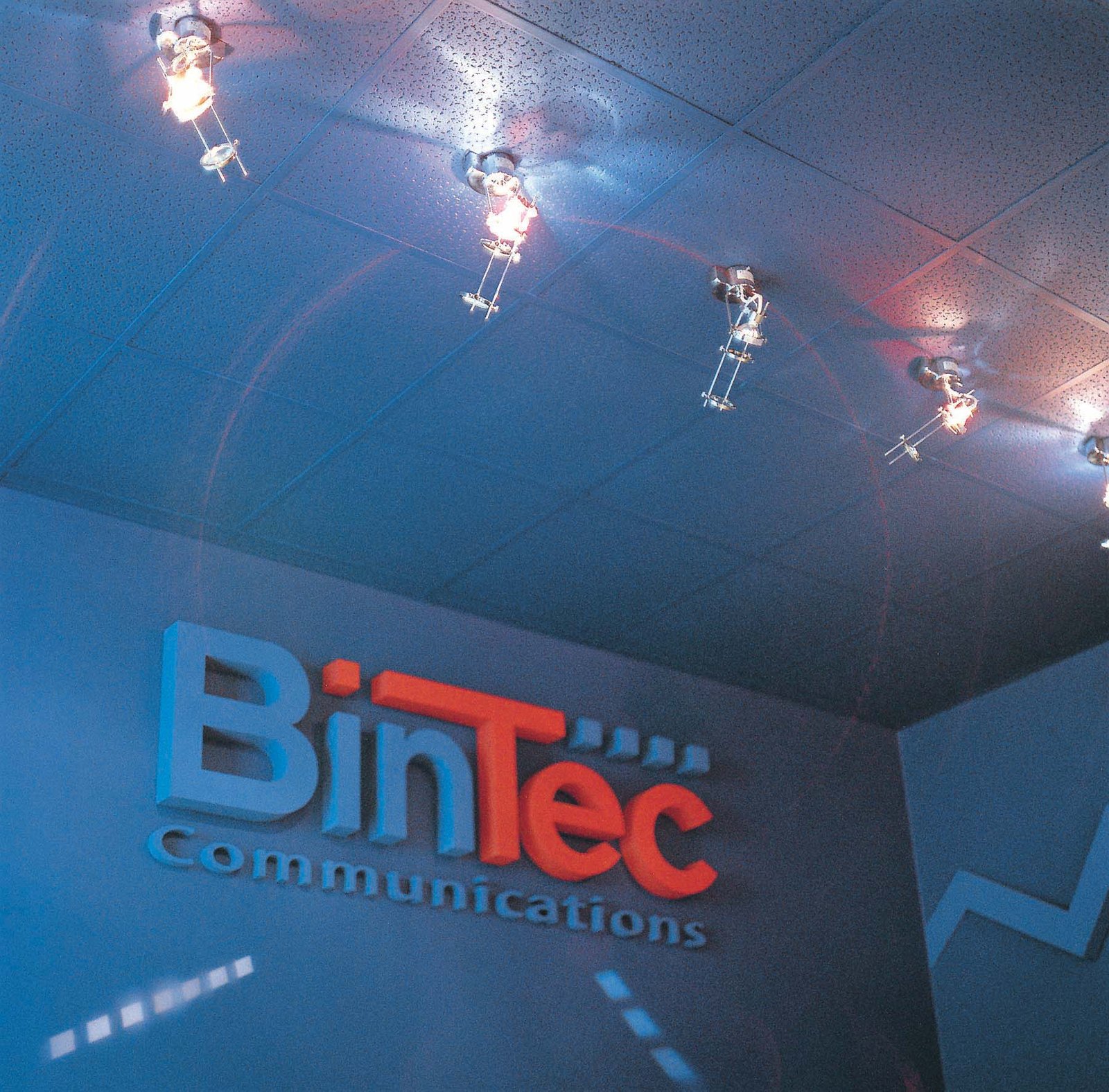 Bild 10 Custom pop up shop builder, dimensional logo with experiential lighting in a booth.