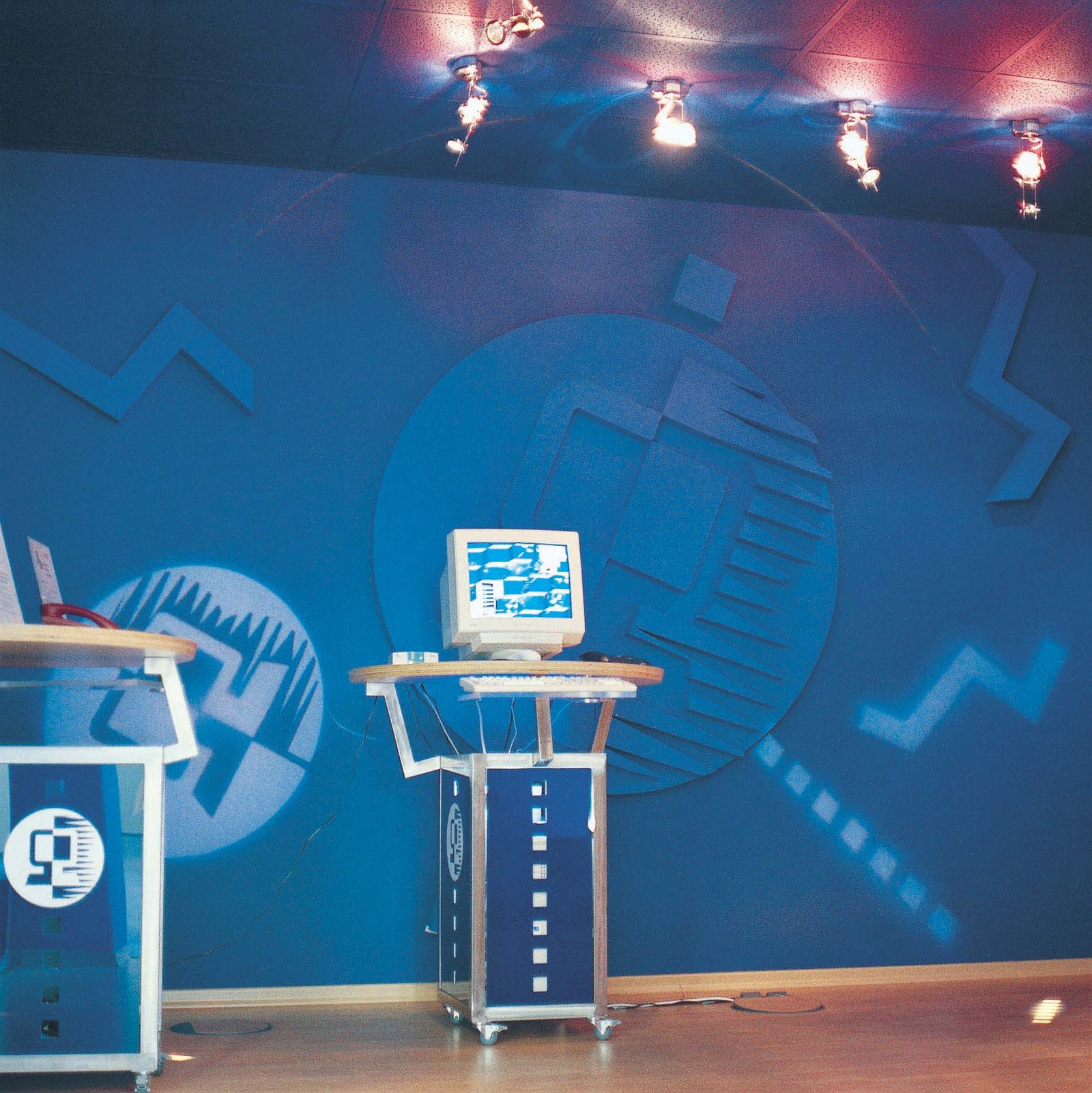 Pop-Up Fabrication: A Dynamic Fusion of Tech and Design